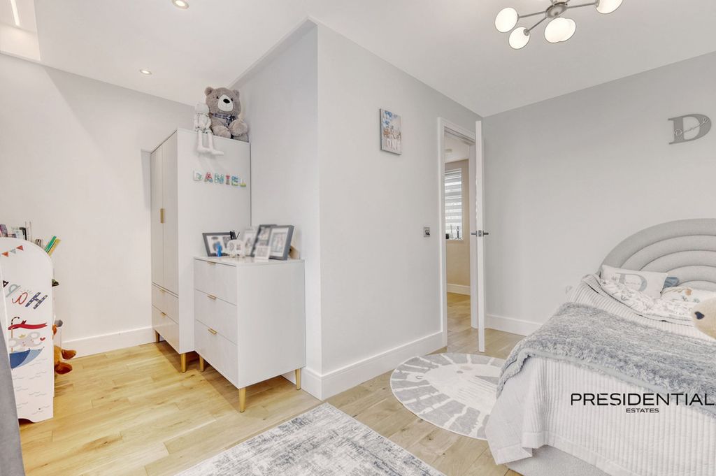 Additional image 28 of 5 bed property for saleKenwood Gardens, Gants Hill IG2