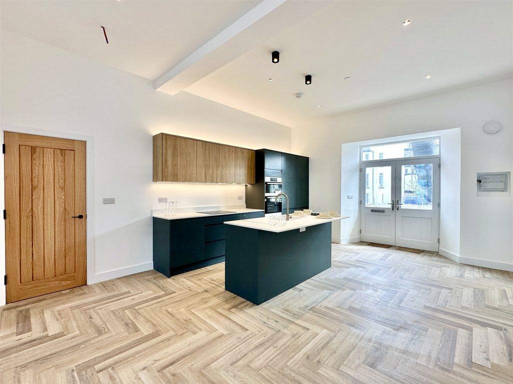 3 bed flat for saleRunnacleave Road, Ilfracombe, Devon EX34 photo 4