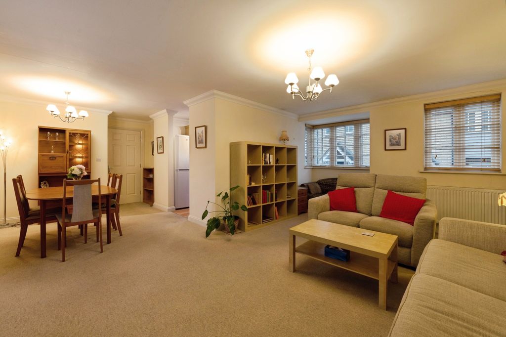 2 bed flat for saleHare Bridge Crescent, Ingatestone CM4