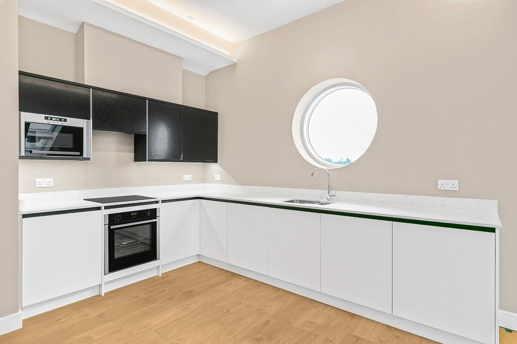 2 bed flat for salePark Lane, Knebworth SG3 photo 2