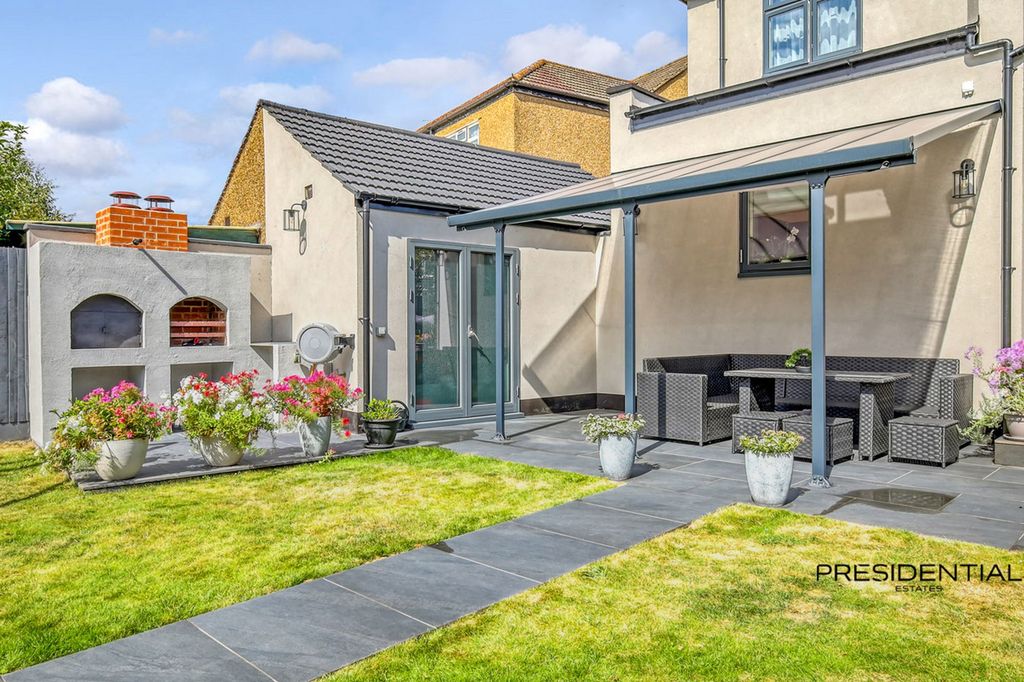 Additional image 42 of 5 bed property for saleKenwood Gardens, Gants Hill IG2