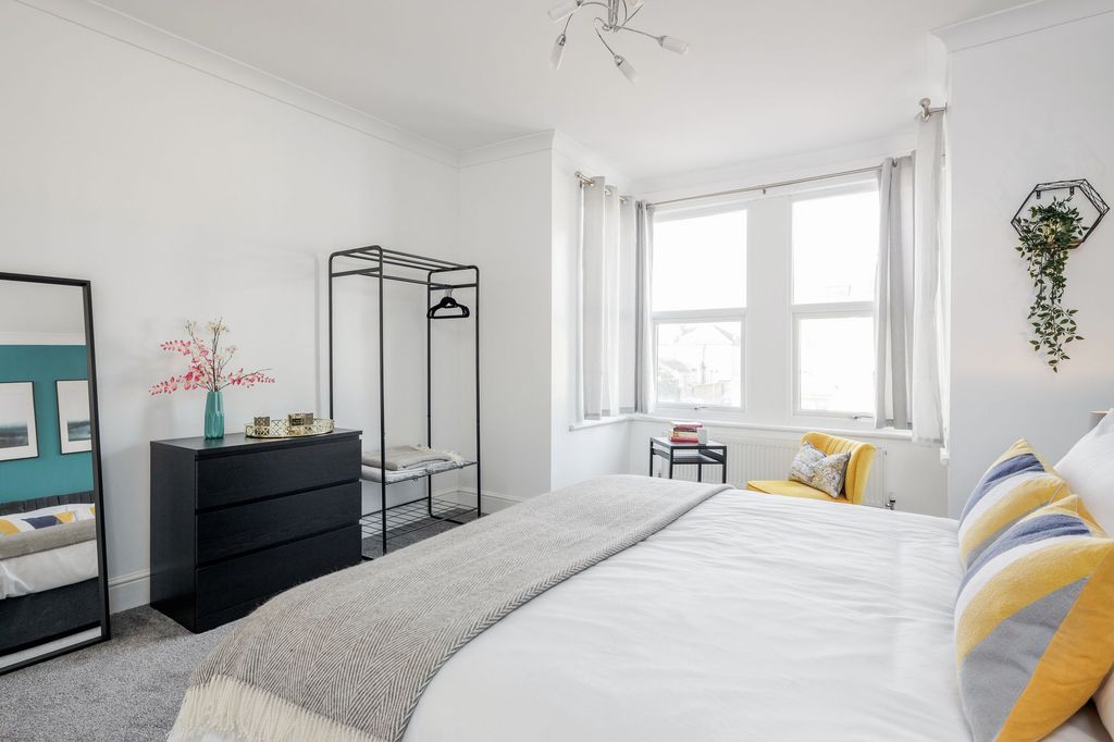 Additional image 4 of 2 bed flat for saleRedcliffe Gardens, Ilford IG1