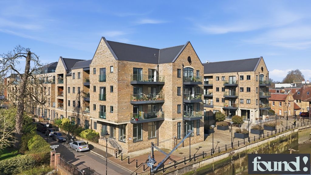 2 bed flat for saleLion Wharf Road, Old Isleworth TW7