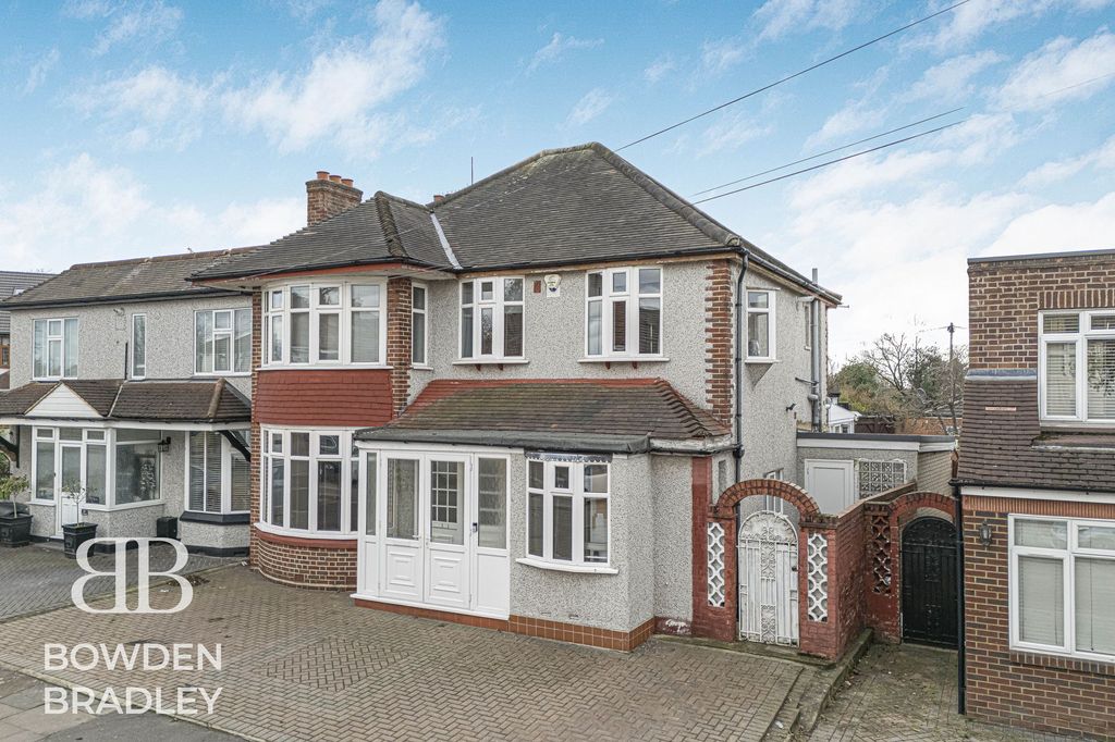 Additional image 33 of 5 bed property for saleAbbotswood Gardens, Clayhall IG5