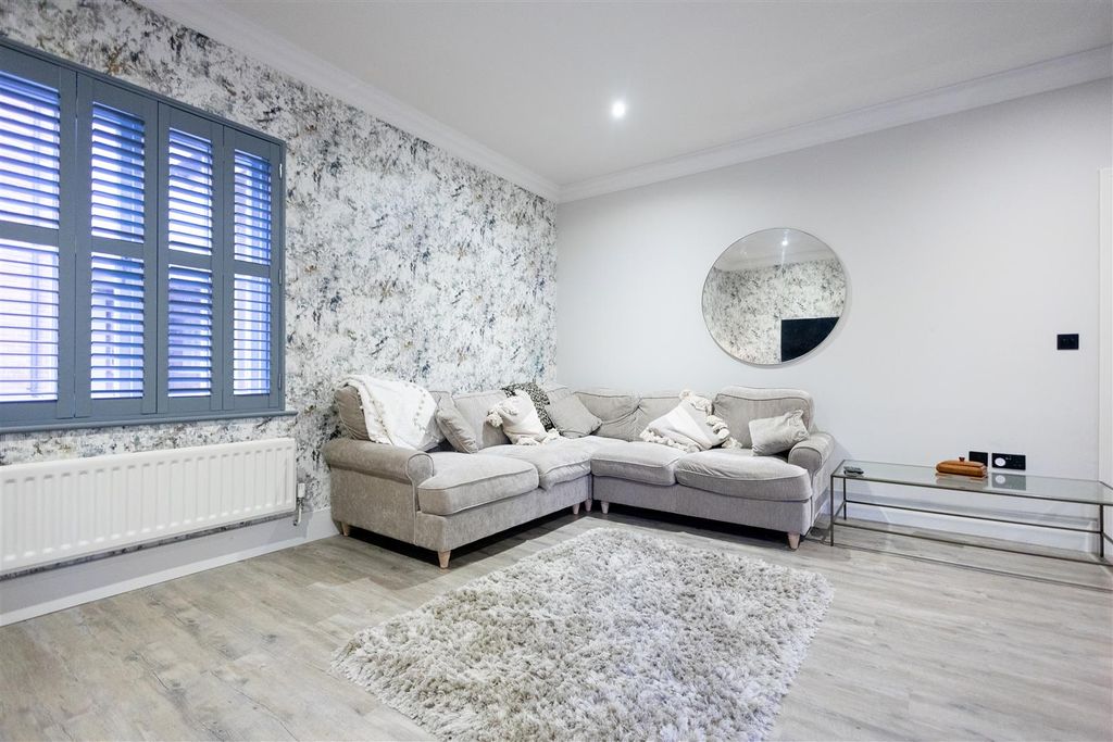 2 bed flat for saleStonegate, The Limes, Ingatestone CM4 photo 5