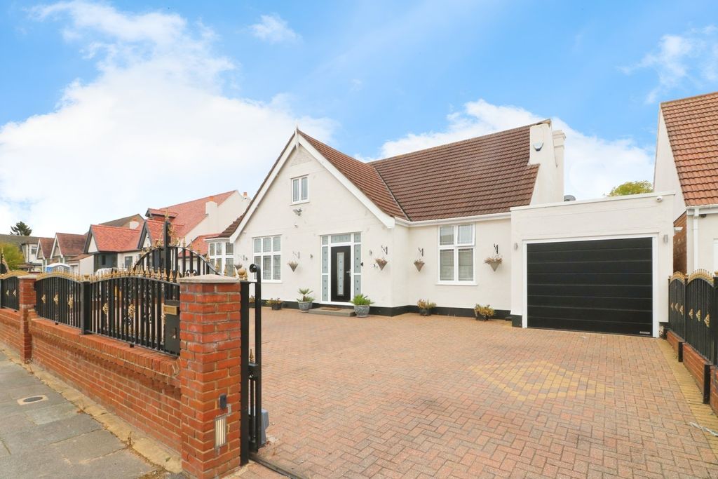 5 bed bungalow for saleEgerton Gardens, Ilford IG3