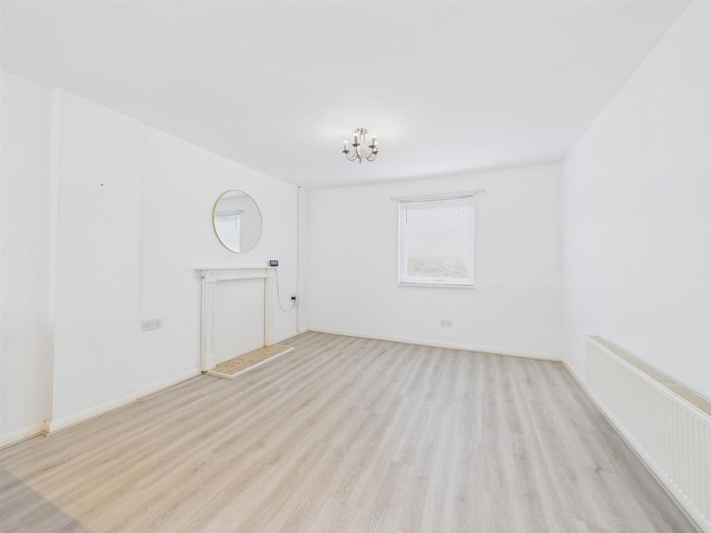 2 bed flat for saleLarkstone Crescent, Ilfracombe EX34 photo 3
