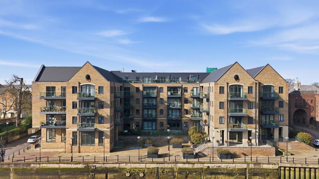 2 bed flat for saleLion Wharf Road, Isleworth TW7