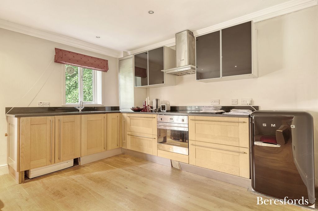 1 bed flat for saleStation Lane, Ingatestone CM4 photo 3