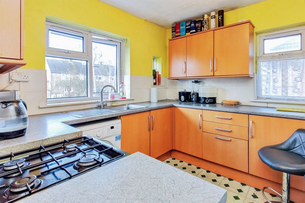 2 bed flat for saleCora Road, Kettering NN16 photo 4