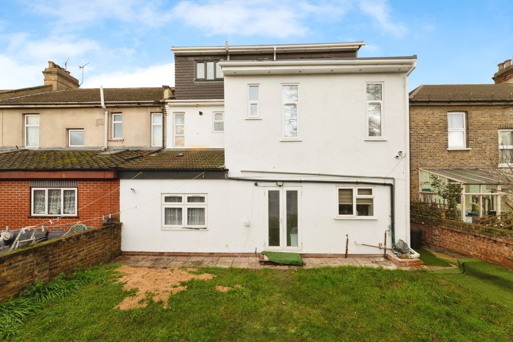 Additional image 7 of 7 bed semi-detached house for saleGrosvenor Road, Ilford IG1
