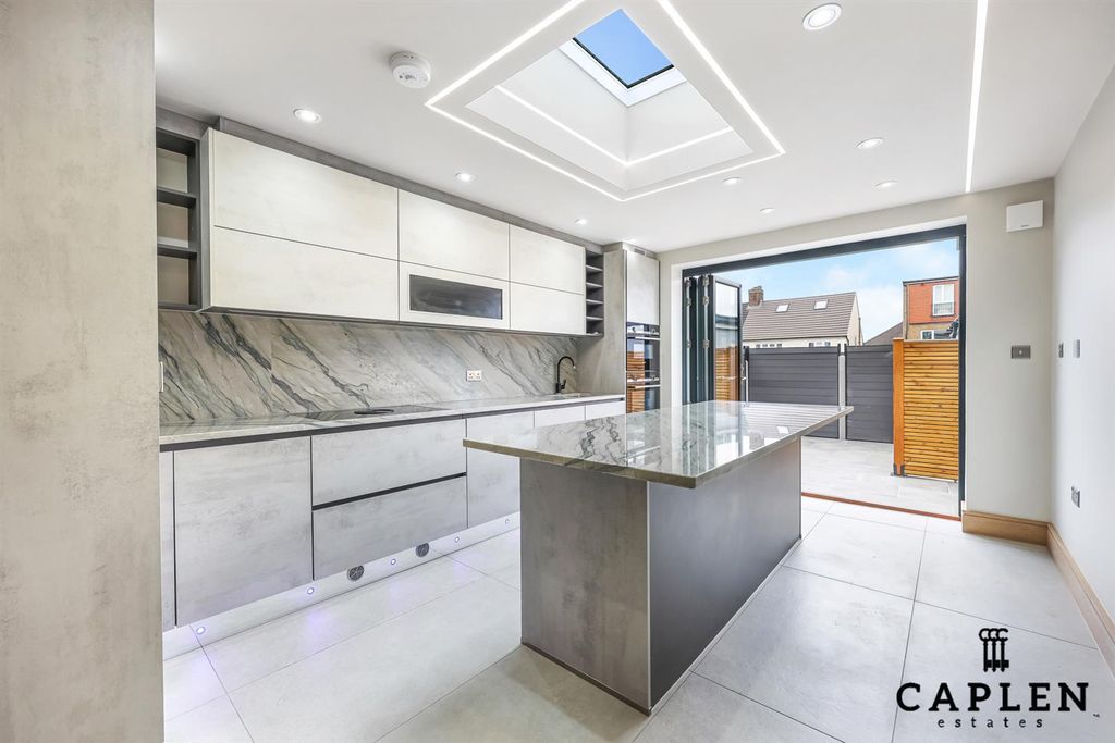 Additional image 2 of 2 bed flat for saleNew North Road, Ilford IG6