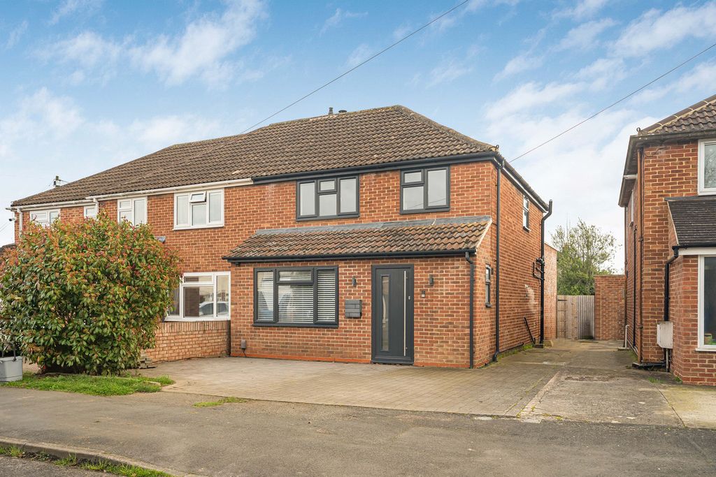 3 bed semi-detached house for saleHazel Crescent, Kidlington OX5