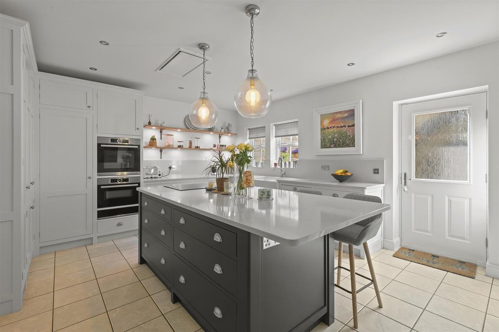 Additional image 2 of 5 bed property for saleCollege Drive, Ilkley LS29