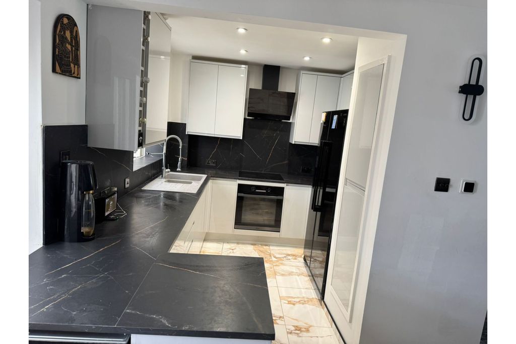 Additional image 19 of 4 bed semi-detached house for saleYork Road, Hungerford RG17