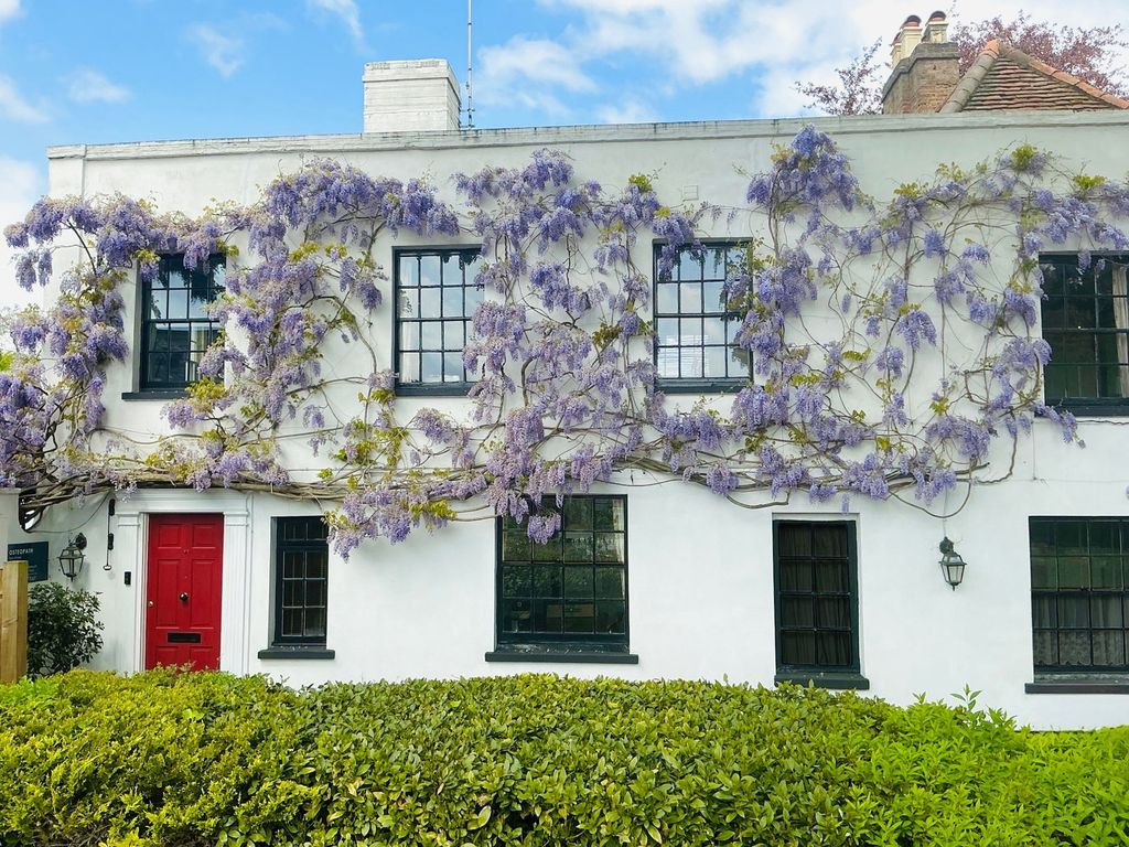 5 bed detached house for saleBangors Road South, Iver SL0