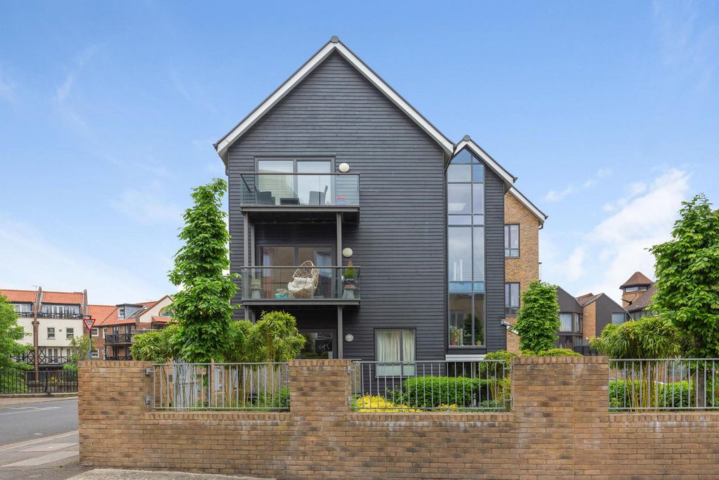 3 bed penthouse for saleChurch Street, Isleworth TW7