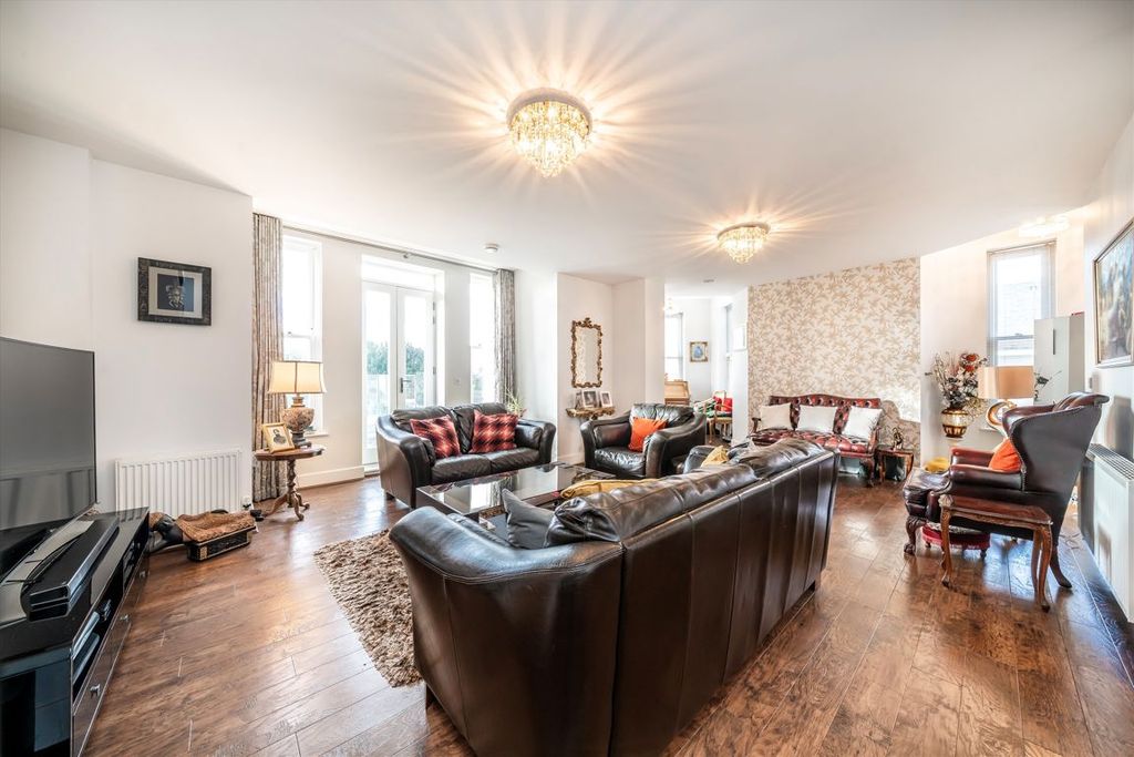 2 bed flat for saleBlumenthal Close, Isleworth TW7 photo 2
