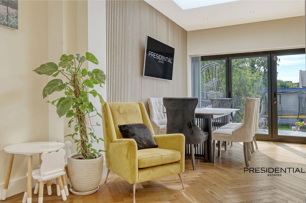 Additional image 10 of 5 bed property for saleKenwood Gardens, Gants Hill IG2