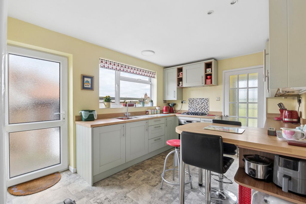 Additional image 2 of 3 bed semi-detached house for saleSarum Way, Hungerford RG17