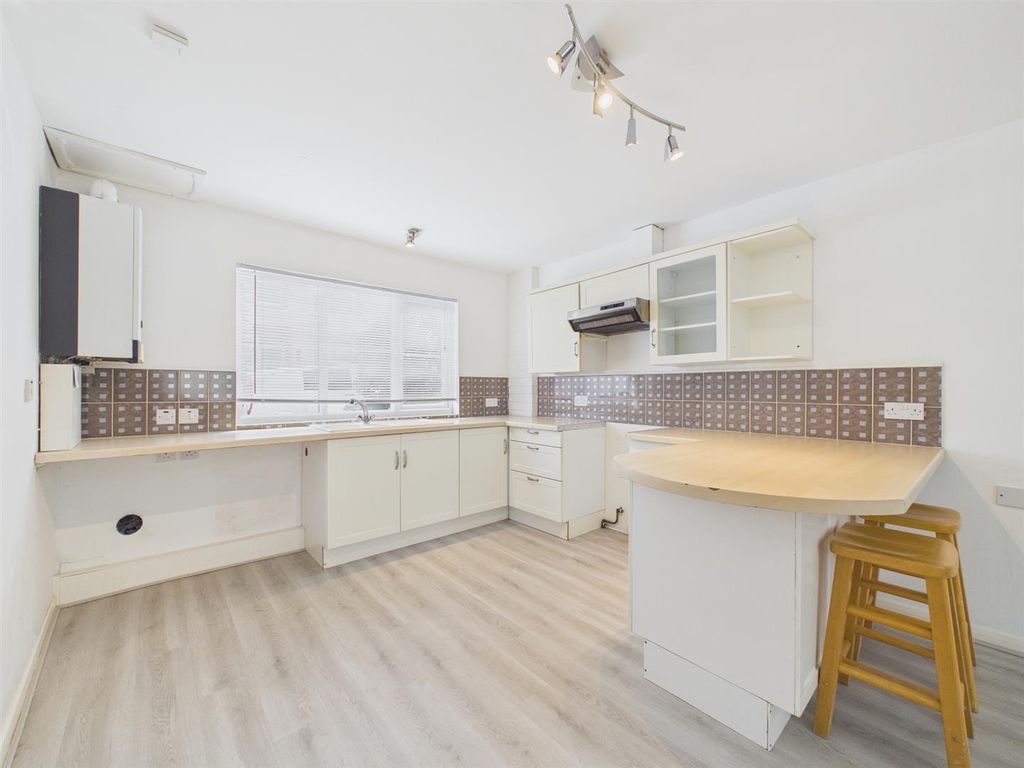 2 bed flat for saleLarkstone Crescent, Ilfracombe EX34 photo 2