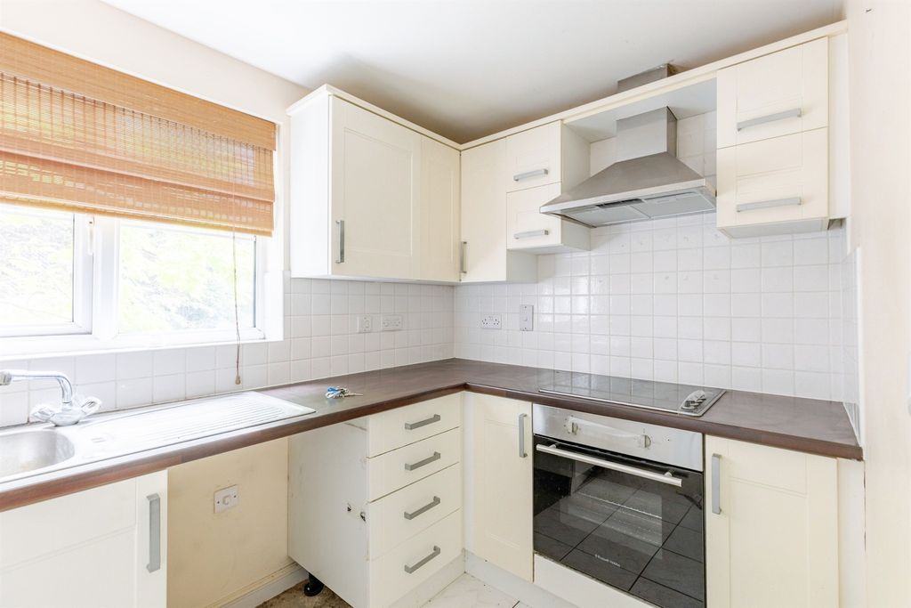 2 bed flat for saleAbbots Way, Kettering NN15 photo 3