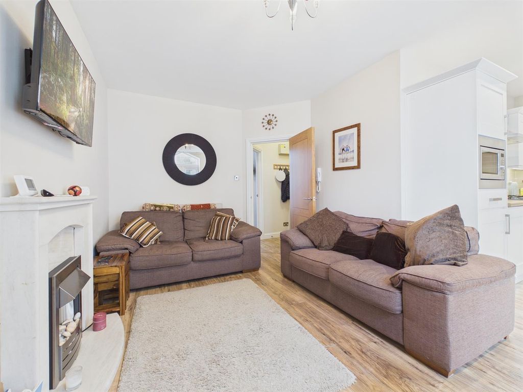 1 bed flat for saleSommers Crescent, Ilfracombe EX34 photo 4