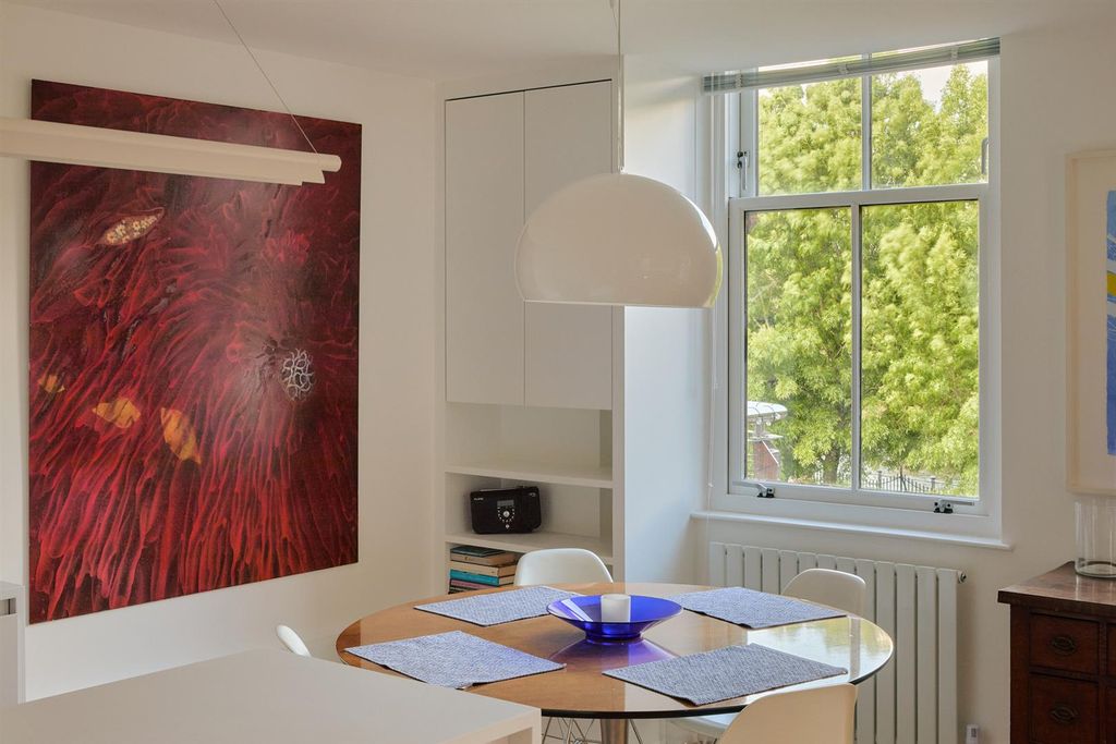 2 bed flat for saleLower Square, Isleworth TW7 photo 3