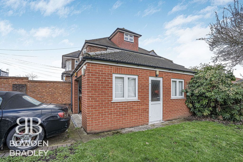 Additional image 32 of 5 bed property for saleAbbotswood Gardens, Clayhall IG5