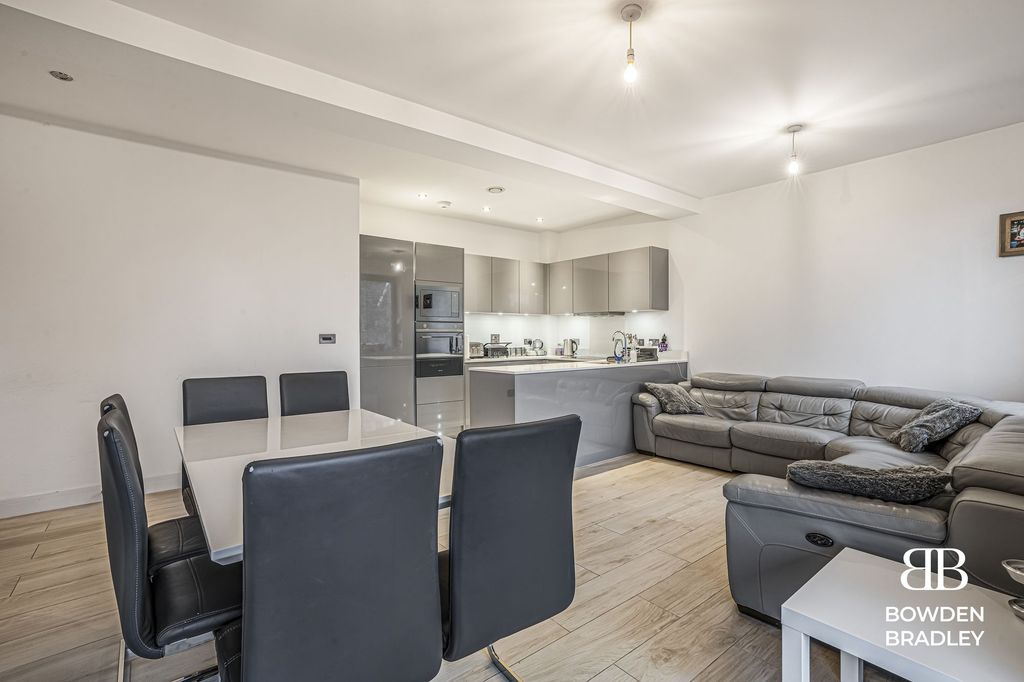 Additional image 5 of 3 bed flat for saleCranbrook Road, Ilford IG1