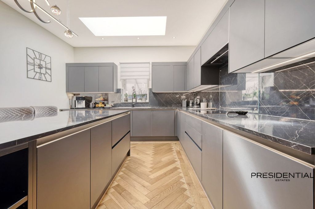 Additional image 6 of 5 bed property for saleKenwood Gardens, Gants Hill IG2
