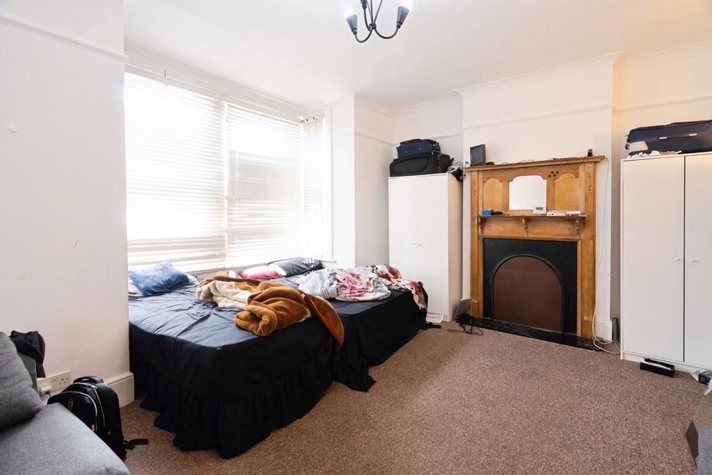 Additional image 2 of 3 bed flat for saleCoventry Road, Ilford IG1