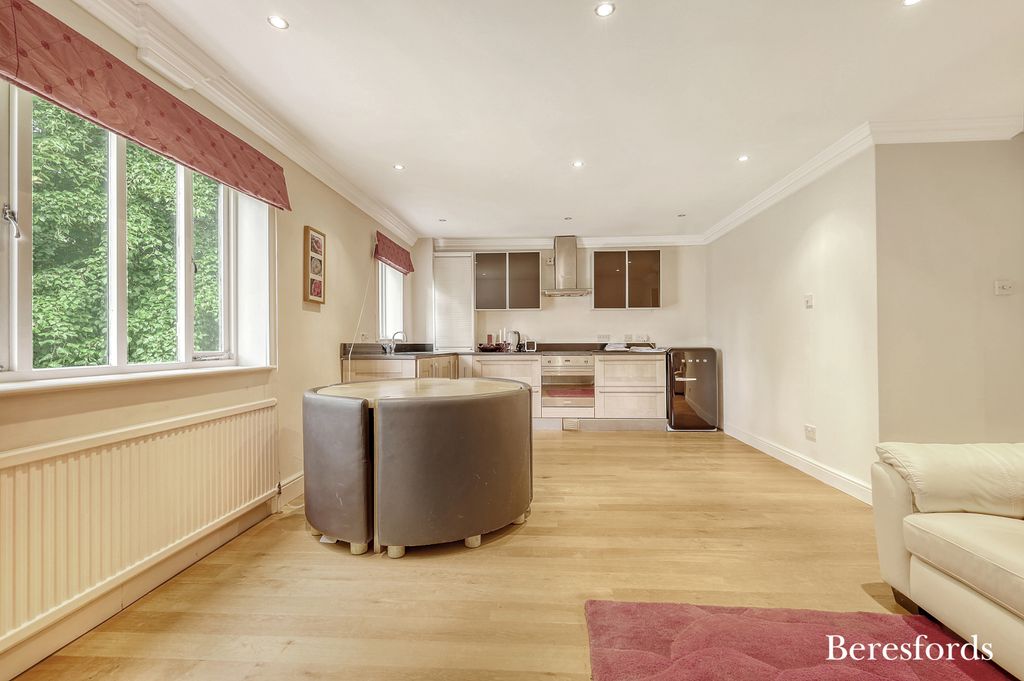 1 bed flat for saleStation Lane, Ingatestone CM4 photo 2