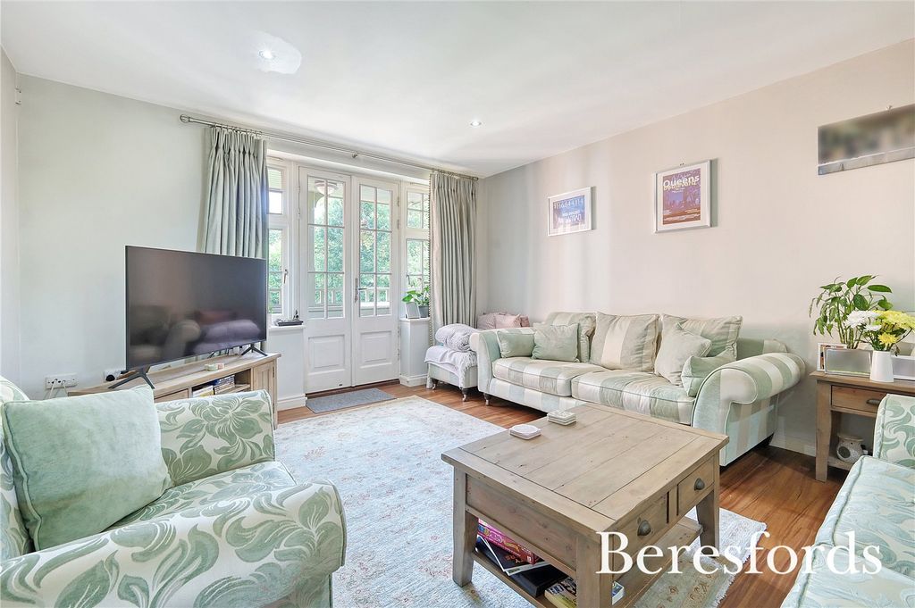 2 bed flat for saleStonegate, The Limes CM4 photo 4