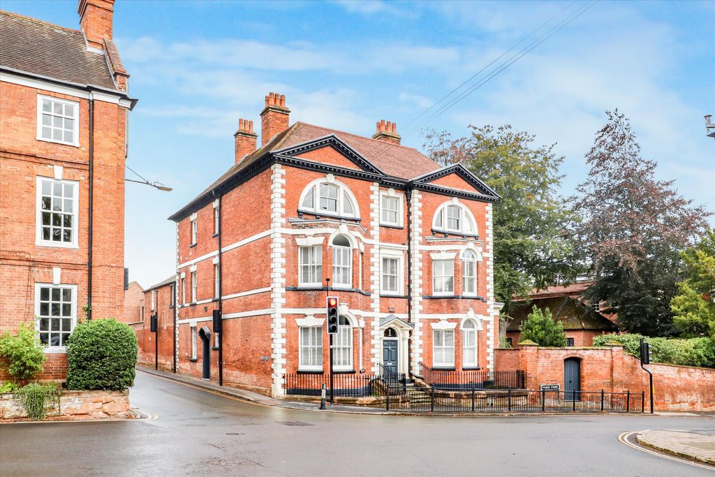 4 bed town house for saleBridge Street, Kenilworth, Warwickshire CV8