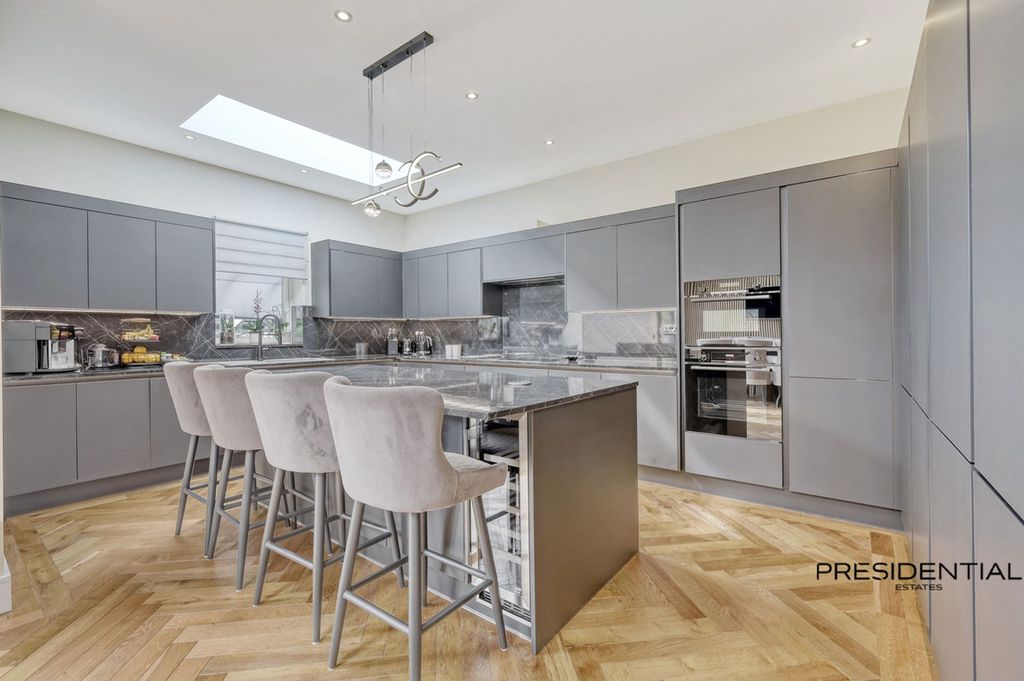 Additional image 3 of 5 bed property for saleKenwood Gardens, Gants Hill IG2