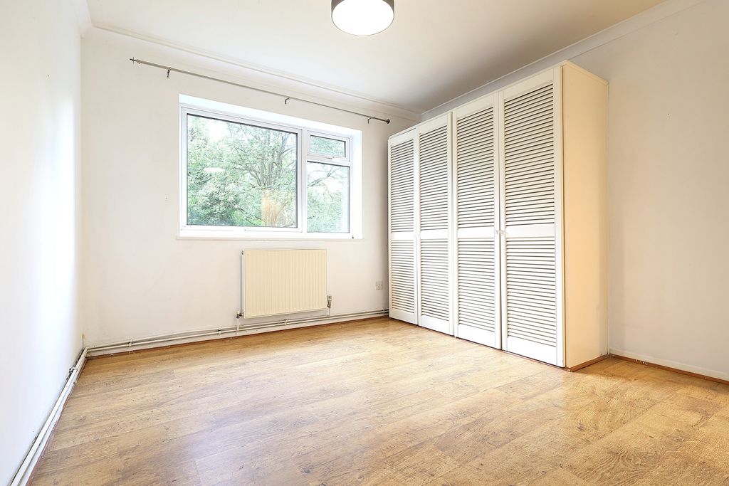 2 bed flat for saleRiverside Close, Kings Langley, Hertfordshire WD4 photo 5