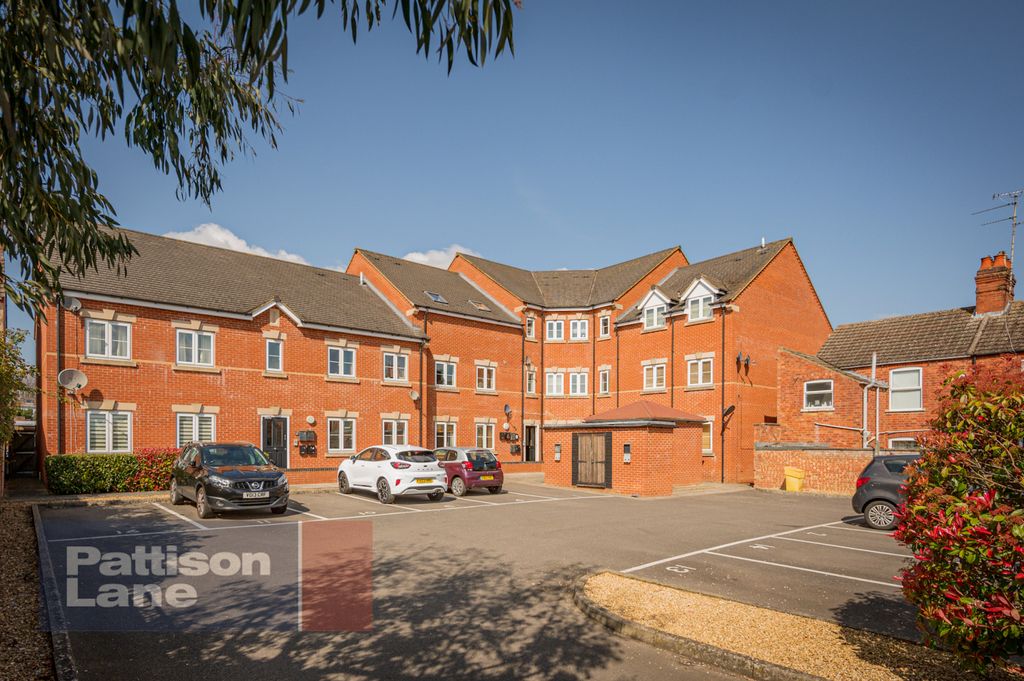 2 bed flat for saleHawthorn Road, Kettering NN15