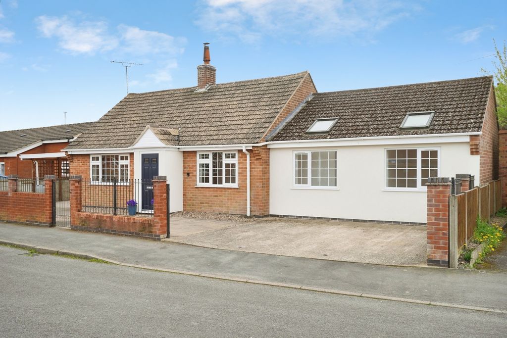 3 bed bungalow for saleWest Walk, Ibstock, Leicestershire LE67
