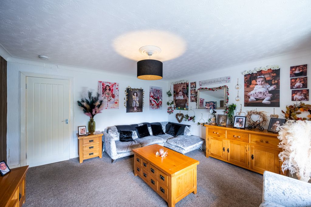 2 bed flat for saleWarrix Avenue, Irvine KA12 photo 3