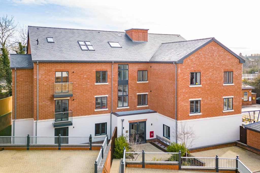 2 bed flat for salePark Lane, Knebworth SG3 photo 2