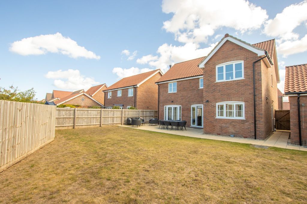 4 bed detached house for salePoppy Crescent, Hunstanton PE36 photo 2
