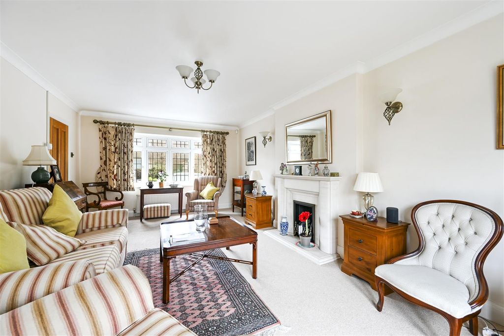 3 bed property for saleDeepdene, Ingatestone CM4 photo 4