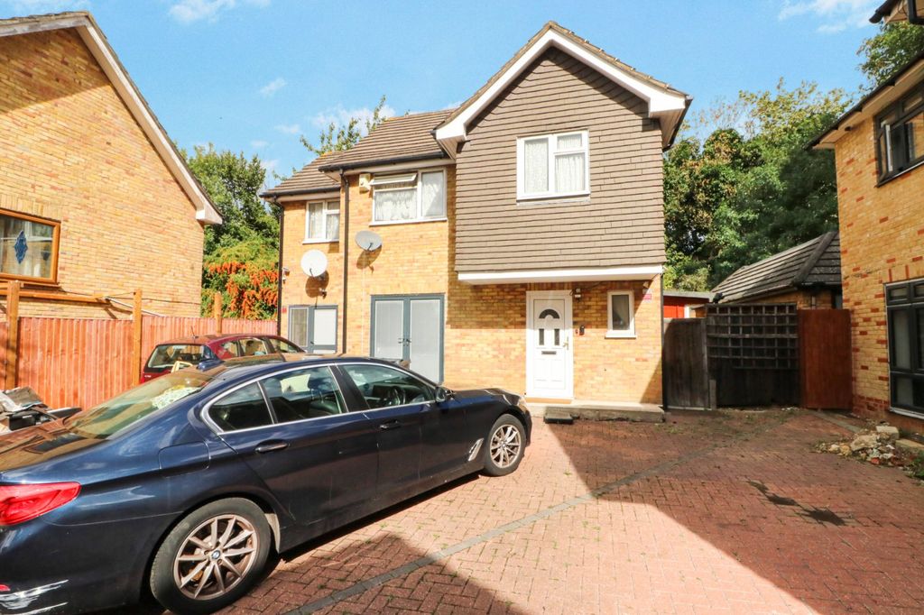 6 bed detached house for saleCarswell Close, Ilford IG4