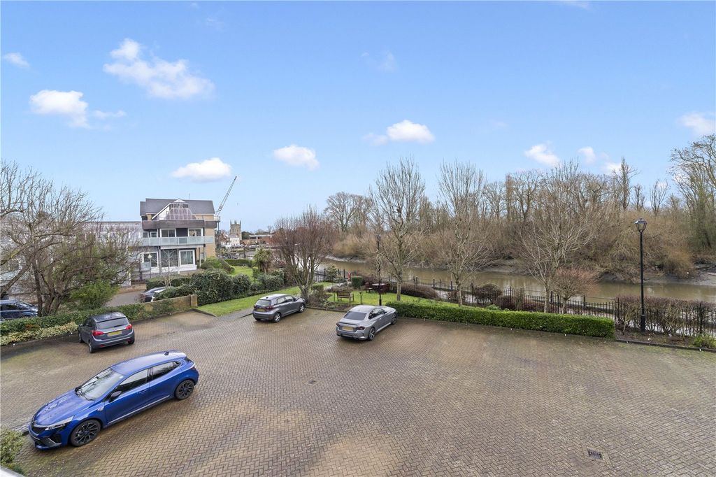2 bed flat for saleLower Square, Isleworth TW7 photo 5