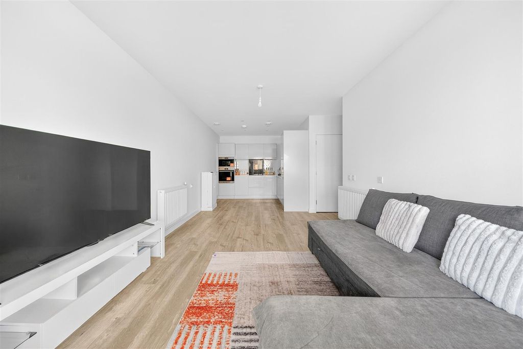 2 bed flat for saleStarling Heights, Seven Kings IG3 photo 5