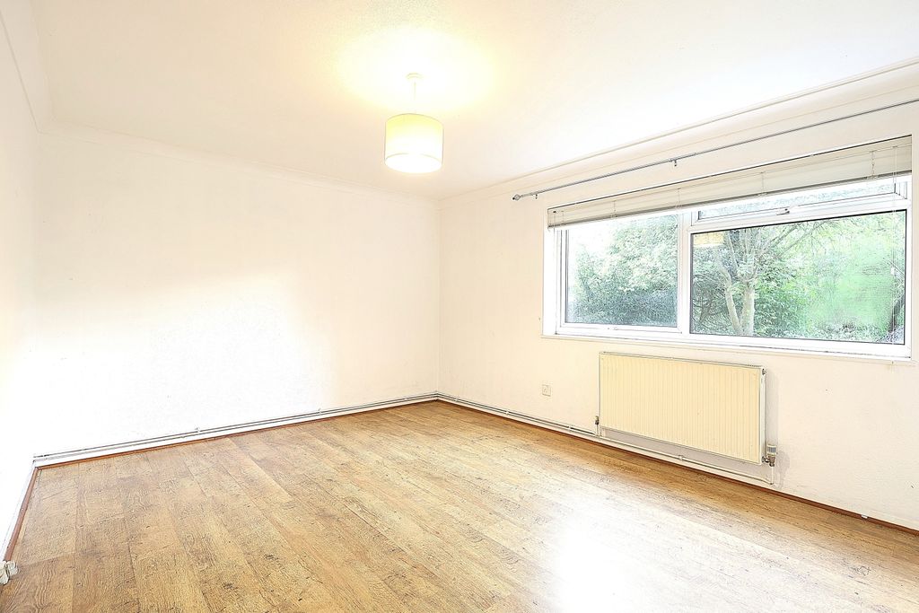 2 bed flat for saleRiverside Close, Kings Langley, Hertfordshire WD4 photo 3