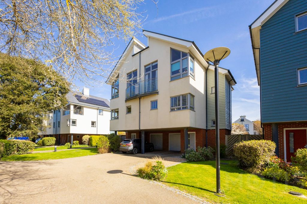 3 bed semi-detached house for saleMoncrieff Gardens, Hythe CT21