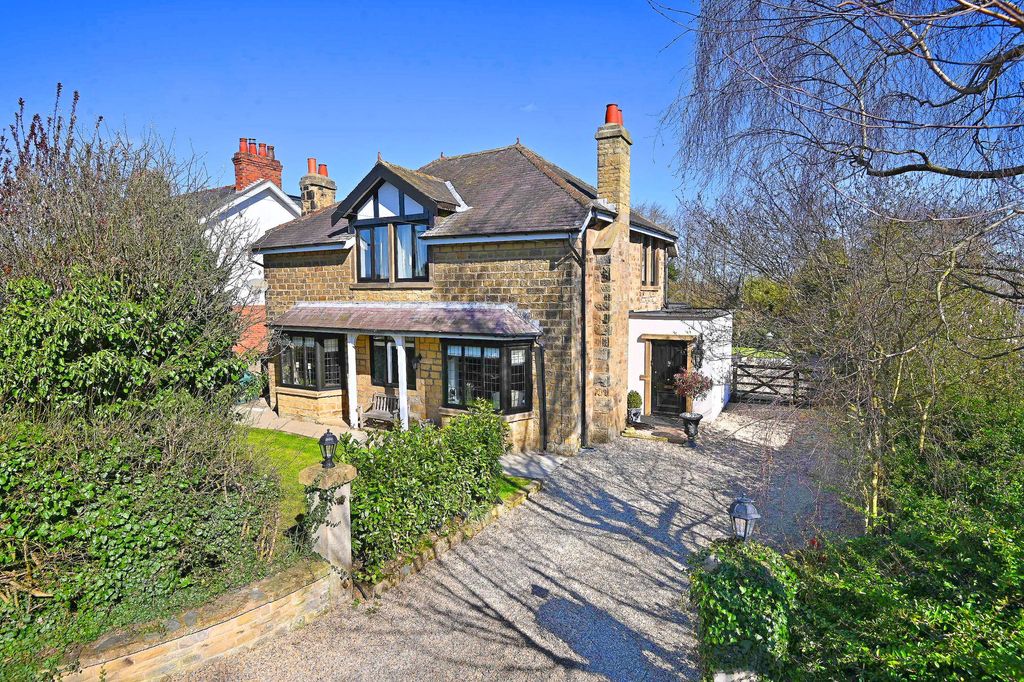 4 bed detached house for saleWetherby Road, Knaresborough HG5 photo 2