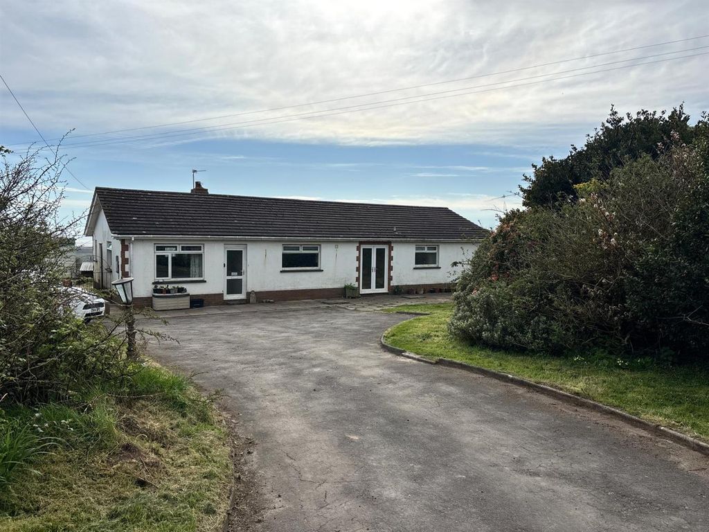 3 bed detached bungalow for saleHeol Gwermont, Llansaint, Kidwelly SA17